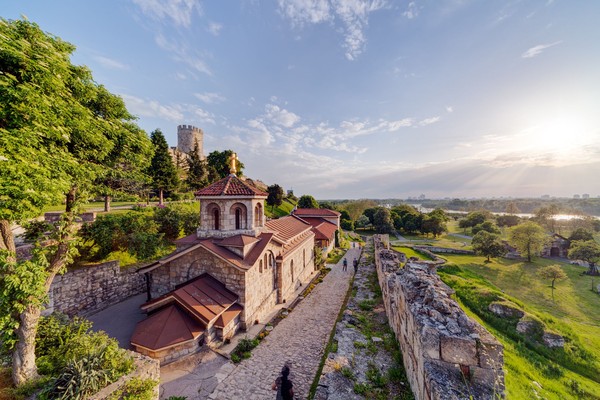 Aneka bangunan peninggalan sejarah itu pun bisa dilihat di ibukota Belgrade. Contohnya seperti Gereja Saint Sava, Benteng Belgrade, Masjid Bajrakli hingga kediaman dinasti peguasa Serbia di Novi dvor. Jangn lupa juga mampir ke kawasan kota tuanya! (iStock) Aneka bangunan peninggalan sejarah itu pun bisa dilihat di ibukota Belgrade. Contohnya seperti Gereja Saint Sava, Benteng Belgrade, Masjid Bajrakli hingga kediaman dinasti peguasa Serbia di Novi dvor. Jangn lupa juga mampir ke kawasan kota tuanya! (iStock)
