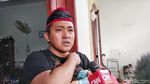 Sambil Gendong Anak, Teddy Jelaskan soal Autopsi dan Lebam di Tubuh Lina