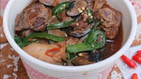 Lucky Cat juga tak mau kalah untuk menawarkan menu rice bowl. Menunya adalah Chariman Mao Favourite yang berupa ayam paha potong dimasak presto saus coklat ala huang Men. Foto: @eatingforlyfe