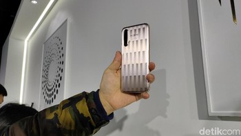 Realme X50 5G Master Edition hadir dalam dua pilihan motif. Foto: Virgina Maulita Putri/detikINET