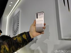 Penampakan Realme X50 5G Master Edition yang Serba Geometris