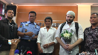 Pedangdut Ridho Rhoma ditangkap polisi pada 25 Maret 2017. Putra pedangdut Rhoma Irama itu kedapatan membawa sabu seberat 0,7 gram di mobilnya. Foto: Rhoma Irama sambut Ridho Rhoma bebas (Hanif/detikcom)