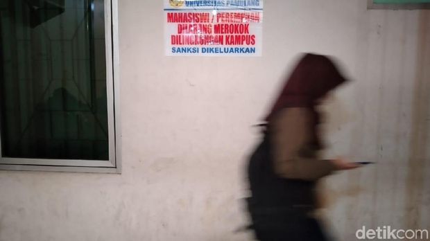 Papan larangan merokok khusus mahasiswi ini terpajang di kantin kampus.