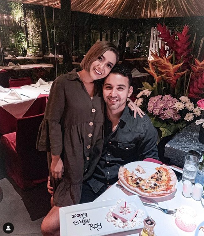 I said yes, begitu Cita Citata menulis di unggahan Instagram Story yang memperlihatkan dirinya memakai cincin dengan mata berlian berbentuk oval. Roy Geurts pun tampak tersenyum sumringah saat Cita mengungkapkan kebahagiaannya usai dilamar. Foto: Dok. Instagram/cita_citata