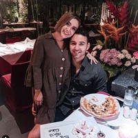 I said yes, begitu Cita Citata menulis di unggahan Instagram Story yang memperlihatkan dirinya memakai cincin dengan mata berlian berbentuk oval. Roy Geurts pun tampak tersenyum sumringah saat Cita mengungkapkan kebahagiaannya usai dilamar. Foto: Dok. Instagram/cita_citata