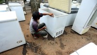 Laris manisnya usaha jasa reparasi usai banjir ini pun membuat omset para pengusaha jasa itu mengalami kenaikan yang cukup signifikan.