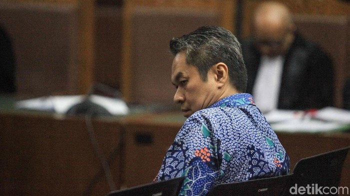 Mantan Direktur Keuangan PT Angkasa Pura II, Andra Y Agussalam mengikuti sidang perdana. Ia didakwa menerima uang dari Darman Mappangada.