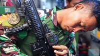 Kopaska membersihkan senjata jenis HK-416 kaliber 5.56 mm usai melakukan pengamanan kunjungan Presiden Joko Widodo di KRI Usman Harun-359 di Faslabuh Lanal Ranai, Teluk Lampa, Natuna, Rabu (8/1/2020). Pemerintah mengerahkan TNI dan Bakamla RI dalam pengendalian wilayah laut, khususnya di Zona Ekonomi Ekslusif laut Natuna Utara. ANTARA FOTO/M Risyal Hidayat.