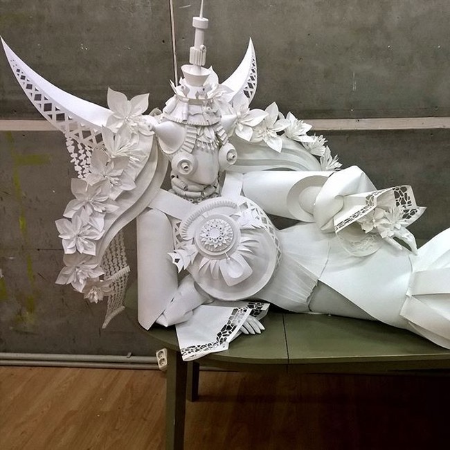 Ide cemerlang ini berawal dari 12 tahun yang lalu, saat Asya Kozina membuat miniatur dari wig kertas dan memamerkannya di kota kelahirannya, Cherkasy, Ukraina. Sejak saat itu mulai banyak orang-orang yang menyukai hasil karyanya. Lima tahun kemudian Asya dengan bantuan sang suami, Dmitry Kozin memutuskan untuk kembali membuat karya seni tersebut dengan ukuran yang lebih besar dan dapat dikenakan oleh model. (Foto: instagram @asya_kozina)