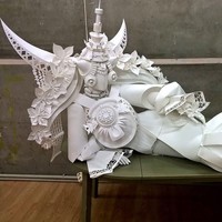 Ide cemerlang ini berawal dari 12 tahun yang lalu, saat Asya Kozina membuat miniatur dari wig kertas dan memamerkannya di kota kelahirannya, Cherkasy, Ukraina. Sejak saat itu mulai banyak orang-orang yang menyukai hasil karyanya. Lima tahun kemudian Asya dengan bantuan sang suami, Dmitry Kozin memutuskan untuk kembali membuat karya seni tersebut dengan ukuran yang lebih besar dan dapat dikenakan oleh model. (Foto: instagram @asya_kozina)