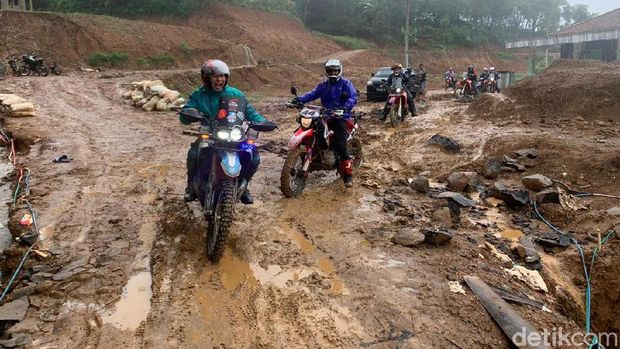 Perjuangan Komunitas Motor Trail Bantu Warga Terisolir Banjir