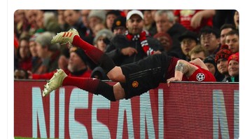 Phil Jones digambarkan terjerembab menghadapi lincahnya Kevin De Bruyne. Foto: Twitter