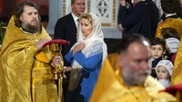 Para jemaat berdiri saat mengikuti rangkaian ibadah di Katedral Kristus Juru Selamat di Moskow, Rusia. AP Photo/Alexander Zemlianichenko.