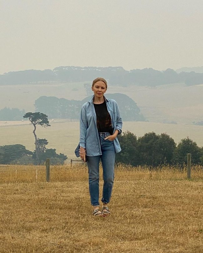 Sebagai warna negara Australia, Kylie Minogue pun ikut tergerak dengan bencana kebakaran hutan yang melanda tanah kelahirannya. Dia dan keluarganya menyumbangkan USD 500 ribu atau sekitar Rp 6,9 miliar. Foto: Instagram