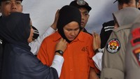 Tersangka kasus pembunuhan Hakim Pengadilan Negeri (PN) Medan, Zuraida Hanum (tengah) yang juga istri korban dihadirkan polisi ketika gelar kasus di Mapolda Sumatera Utara, Medan, Sumatera Utara, Rabu (8/1/2020). Foto: ANTARA FOTO/Septianda Perdana
