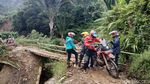 Anak Trail Buka Jalur Tertimbun Longsor Sukajaya Bogor