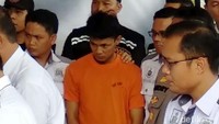 Setelah dibunuh, mayat Jamaluddin dimasukkan ke mobil dan keluar menjelang subuh. Untuk menghilangkan jejak, mobil ditabrakkan di daerah kebun sawit di Kutalimbaru, Deli Serdang. Seakan-akan Jamaluddin jadi korban perampokan. Mayat Jamaluddin baru ketahuan 20 jam setelahnya. Polisi langsung bergerak dan melacak siapa yang membunuh hakim itu. Foto: Datuk Haris/detikcom