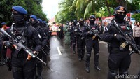 Disela-sela upacara, hujan sempat mengguyur markas Polda Metro Jaya selama kurang lebih 1 menit. Meski begitu, upacara tetap berlangsung dan para peserta upacara tetap berbaris meskipun hujan turun.