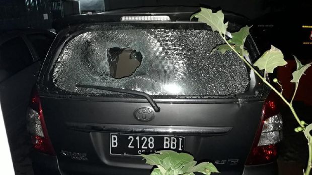 Kaca bagian belakang mobil tampak pecah
