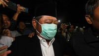 Bupati Sidoarjo Saiful Ilah berjalan keluar dari gedung Subdit III Tipidkor Ditreskrimsus Polda Jawa Timur dengan penjagaan polisi usai diperiksa di Surabaya, Jawa Timur, Rabu (8/1/2020). ANTARA FOTO/Didik Suhartono.