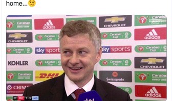Ole Gunna Solskjaer tersenyum dalam konferensi pers walau kalah. Kelakuan ini cukup banyak dikritik. Foto: Twitter