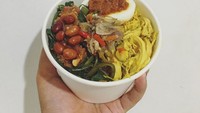 Menu rice bowl yang satu ini terbilang unik. Yaitu berupa ayam betutu dengan Plecing kangkung, Telur bumbu Bali dan Sambal Matah, Menu ini ditawarkan oleh oleh sebuah katering Perut Bahagia. Foto: Instagram @perut.bahagia.