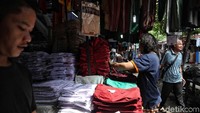 Seragam sekolah itu pun ditawarkan dengan harga yang bervariasi tergantung ukurannya.