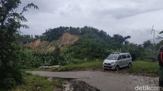 Anak Trail Bahu Membahu Buka Jalur Tertimbun Longsor