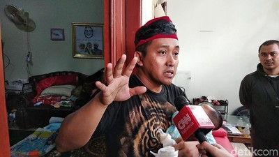 Sambil Gendong Anak, Teddy Jelaskan soal Autopsi dan Lebam di Tubuh Lina