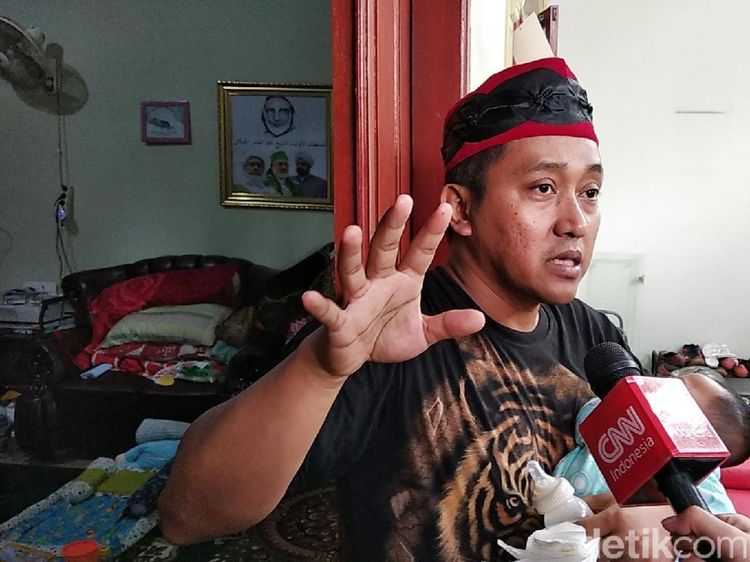 Sambil Gendong Anak, Teddy Jelaskan soal Autopsi dan Lebam di Tubuh Lina
