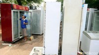 Jasa reparasi atau perbaikan barang elektronik di Jalan Raya Stasiun Cakung, Jakarta Timur, ramai didatangi warga untuk memperbaiki kulkas hingga mesin cuci.