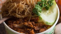 Nasi uduk bergaya rice bowl kekinian, tersedia di sebuah kedai bernama Temigo. Rice bowlnya dilengkapi dengan lauk-pauk seperti daging dan bihun seperti nasi uduk biasanya. Foto: @tekmigo
