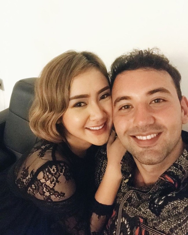 Berpose dengan saling menempelkan wajah, tak sedikit netizen menyebut wajah Roy dan Cita Citata mirip. Mirip... biasanya klo mukanya mirip suka berjodoh, kata netizen. Foto: Instagram @cita_citata