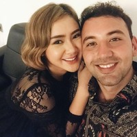 Berpose dengan saling menempelkan wajah, tak sedikit netizen menyebut wajah Roy dan Cita Citata mirip. Mirip... biasanya klo mukanya mirip suka berjodoh, kata netizen. Foto: Instagram @cita_citata