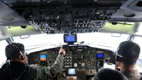 Sejumlah prajurit TNI AU melakukan patroli udara menggunakan Pesawat Boeing 737 Intai Strategis AI-7301 Skadron Udara 5 Wing 5 TNI AU Lanud Sultan Hasanudin Makassar di Laut Natuna pada Sabtu (4/1/2020). Antara Foto/M Risyal Hidayat.