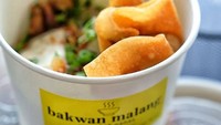 Mangkok Panas punya menu rice bowl yang unik. Berupa nasi yang disajikan dengan bakwan khas Malang. Foto: @mangkokpanas