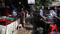 Banjir yang merendam wilayah Jabodetabek di awal tahun tahun 2020 juga turut membuat aktivitas di Pasar Jatinegara terhenti sementara karena terendam banjir. Namun usai banjir surut, aktivitas di pasar itu kembali berdenyut.