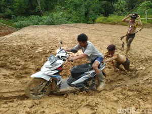 Jalan ke Desa di Sukajaya Tetap Sulit Dilalui Meski Longsor Sudah Dibersihkan