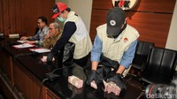 Duit ini diterima Bupati Sidoarjo dari Ibnu Ghopur (IGR) selaku kontraktor sejumlah proyek di Sidoarjo. IGR, menurut KPK, pernah melapor ke Bupati Sidoarjo soal proyek yang diinginkan. 
