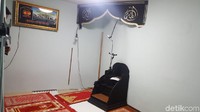 Tiap lantai memiliki fungsi yang berbeda. Lantai pertama tempat pintu masuk dan tampak seperti ruangan serbaguna. Di lantai 1 ada toilet, tempat whudu dan rak-rak untuk meletakan alas kaki. (Syanti Mustika/detikcom)