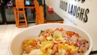Teik Ewei punya menu rice bowl yang praktis untuk dibawa take away. Rice bowlnya dilengkapi dengan ayam, telur dan sambal matah yang menyegarkan. Foto: @teik.ewei