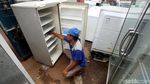 Jasa Reparasi Barang Elektronik Diserbu Warga Pascabanjir