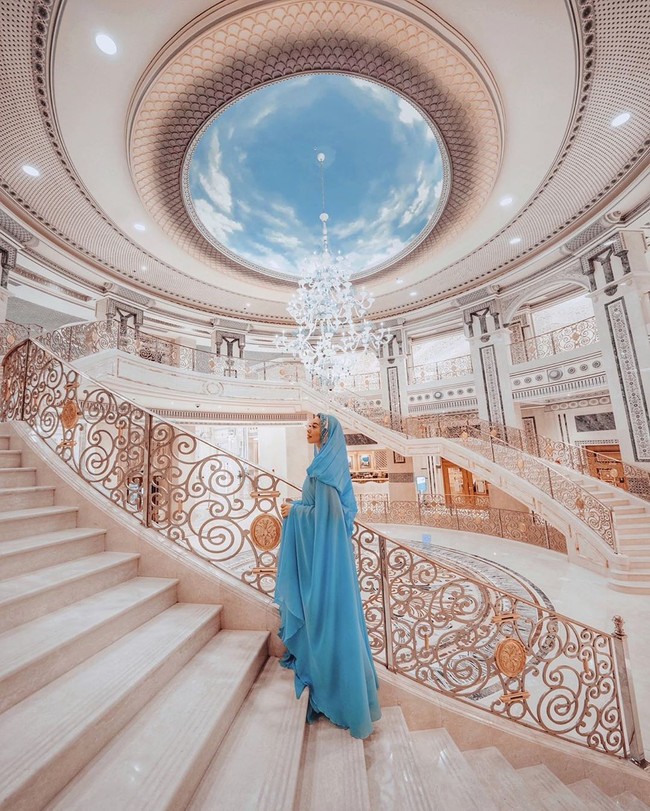 Terlihat mudah mendapatkan uang dari media sosial, Tara mengaku sudah mulai belajar mendapatkan uang sejak remaja. Bahkan sebelum lulus kuliah, ia sudah menjalani berbagai profesi. Foto: Instagram @taramilktea