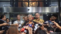 KPU mendapatkan kepastian soal komisioner Wahyu Setiawan yang terkena OTT KPK. Konfirmasi dilakukan komisioner KPU kepada Wakil Ketua KPK Alexander Marwata yang didampingi Jubir KPK Ali Fikri da Kabiro Humas KPK Febri Diansyah.