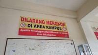 Larangan merokok yang lebih umum sebenarnya terpasang di area lain kampus Universitas Pamulang. (Foto: Sarah Oktaviani Alam/detikHealth)