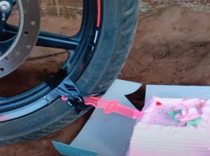Kocak! Aksi Pria yang Beri Kue Ulang Tahun untuk Motor Kesayangan