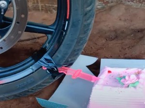 Kocak! Aksi Pria yang Beri Kue Ulang Tahun untuk Motor Kesayangan