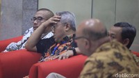 Ketua KPU Arief Budiman sesekali memegangi jidatnya saat menunggu kejelasan terkait penangkapan Wahyu Setiawan.