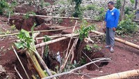 Hal itu karena letak geografis Dusun Brongkol berada di perbukitan, dan Dusun Kenis berada di bawah bukit tersebut.