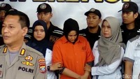 Zuraida dihadirkan dalam jumpa pers di Polda Sumatera Utara (Sumut), Rabu (8/1/2020). Zuraida yang mengenakan hijab warna hitam dan baju tahanan hanya menunduk. Zuraida dikawal oleh 2 anggota Polwan. Tampak mukanya pucat pasi. Foto: Ahmad Arfah/detikcom